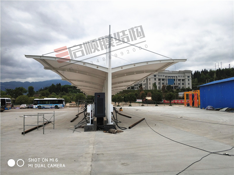 雨花膜结构停车棚材料 膜结构停车棚定做 启顺雨篷制作图片