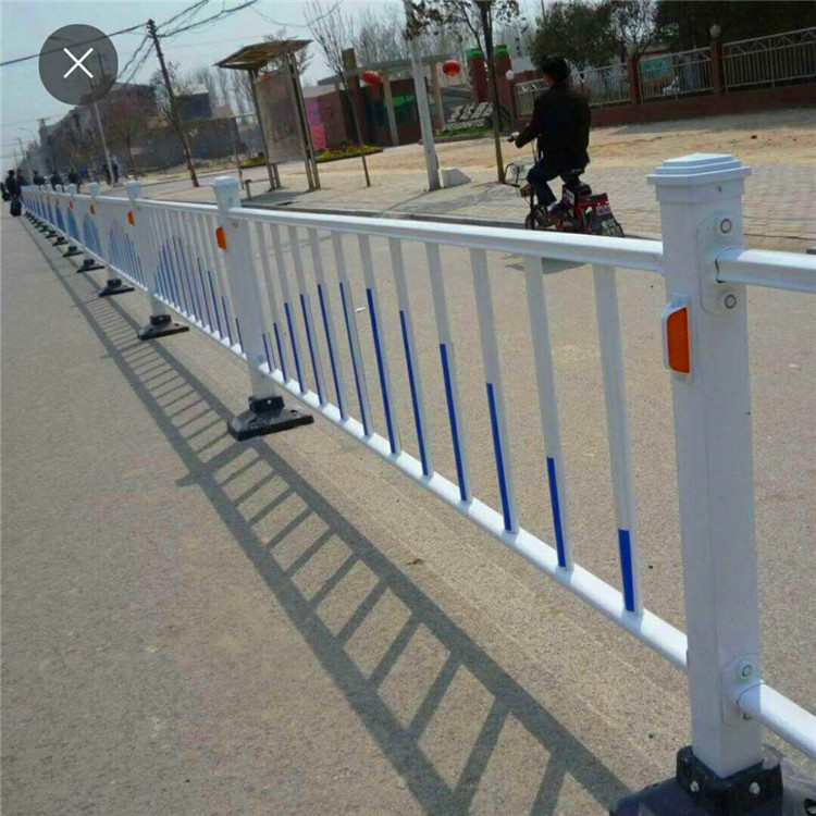 泰亿销售 铁路护栏网 高速护栏 三折弯护栏网