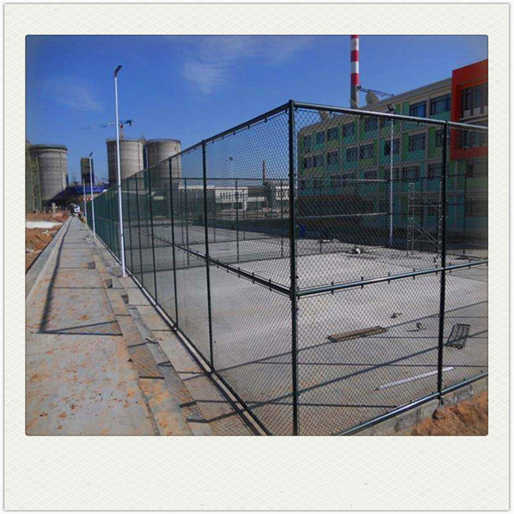 中峰销售 球场护栏网图片 篮球场地护栏 羽毛球场护栏网