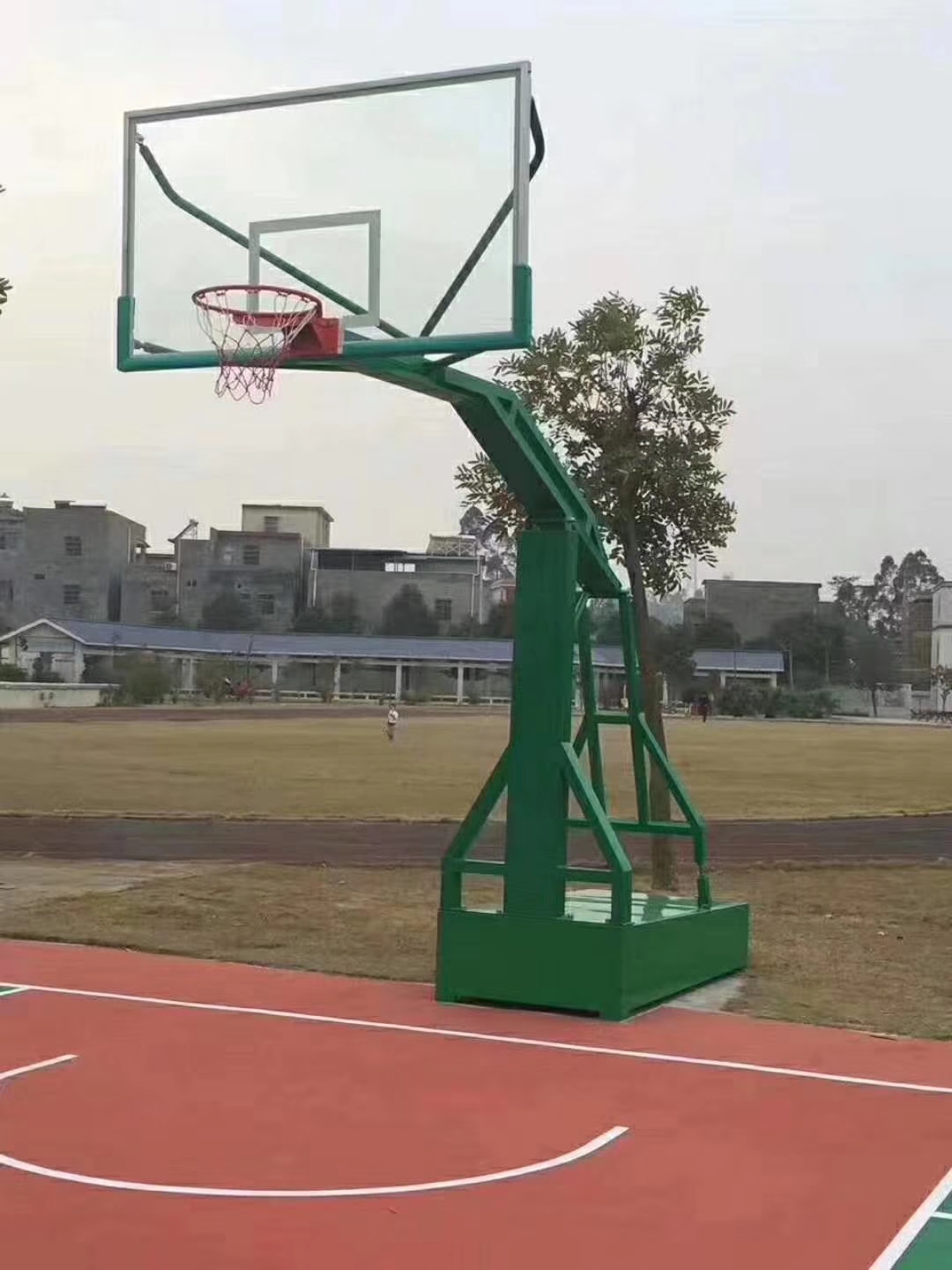 阿克苏晶康牌配备钢化玻璃篮球板地埋篮球架价格实惠图片