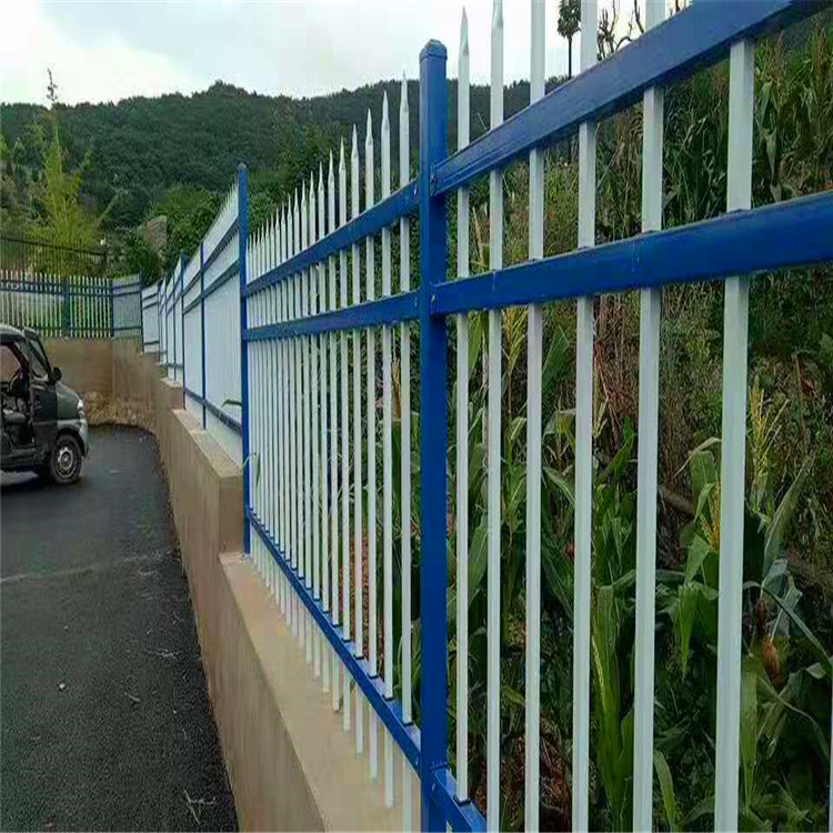 泰亿销售 球场护栏网 锌钢护栏网 桃型柱护栏网