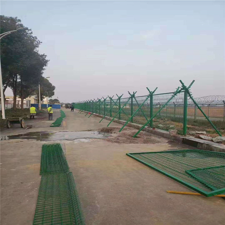 铁丝浸塑护栏 厂区围栏网 钢板网护栏 园林围栏