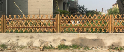 临沂市竹篱笆 碳化木护栏临沂市费县竹围栏碳化木护栏图片