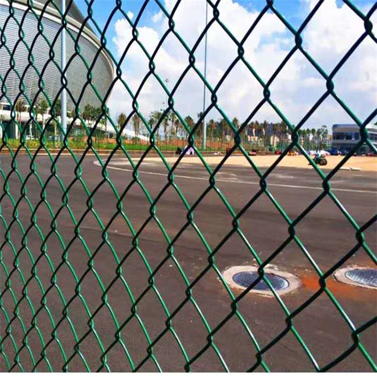 古道供应-包塑勾花网-体育场围栏-小区公园
