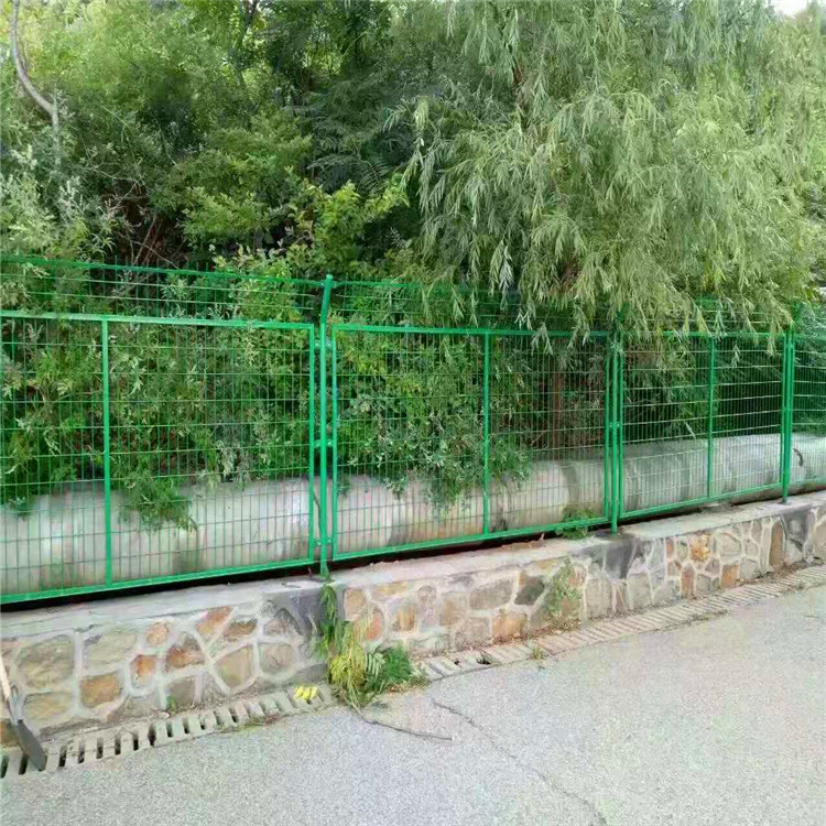 泰亿销售 铁艺护栏网 基坑护栏网 桃型柱护栏网