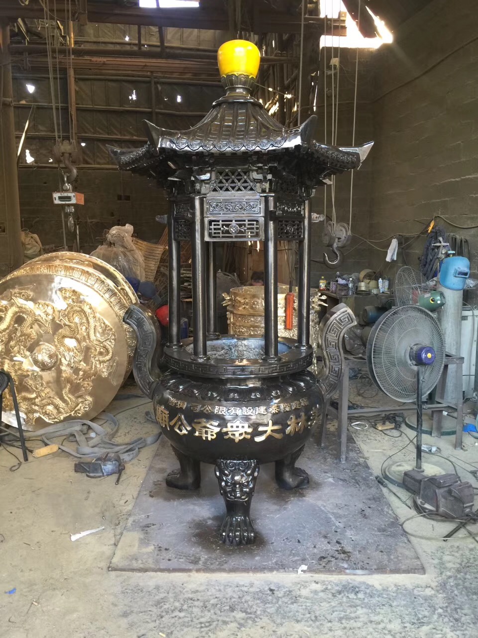 香炉供应铸铁圆形平口香炉铸铁圆形六龙柱香炉图片