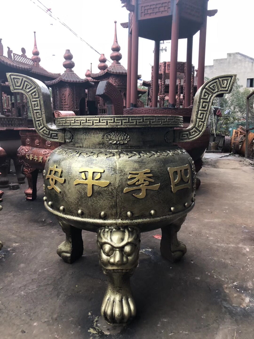寺庙铸铁圆形四龙柱香炉铸铁圆形平口香炉图片